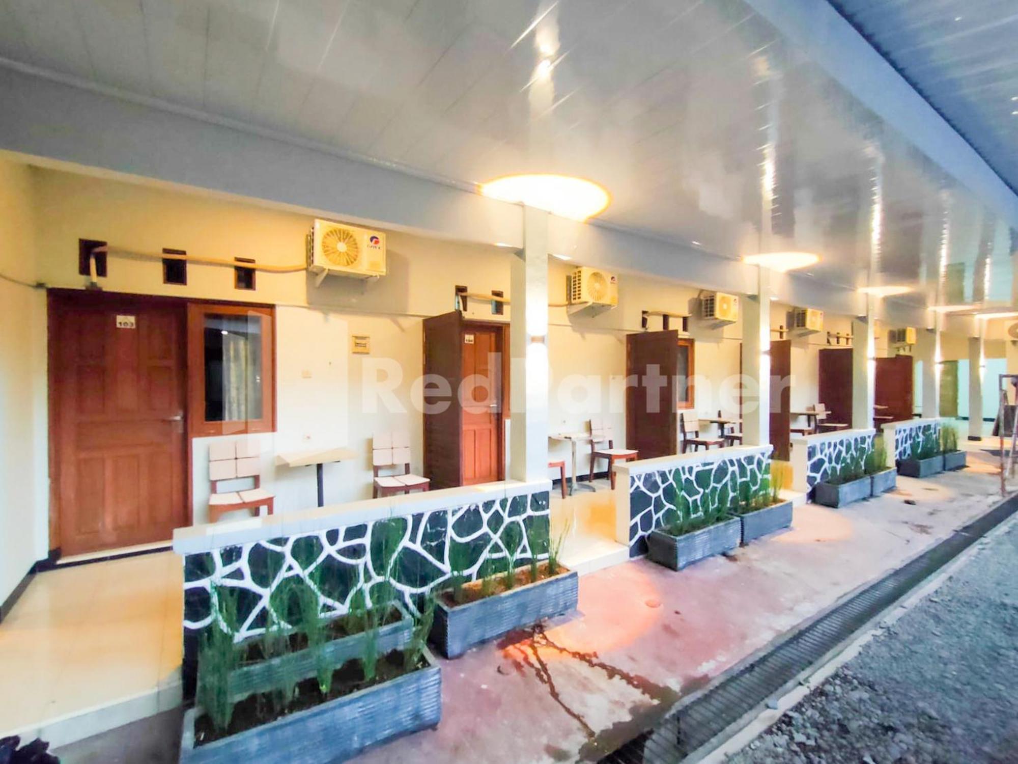 The Paragon Hotel Cilacap Redpartner Exteriör bild